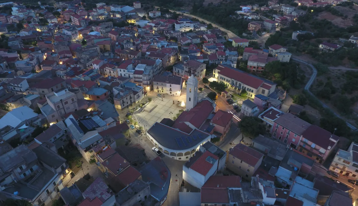 Piazza e centro storico di Loceri visti dall’alto al tramonto